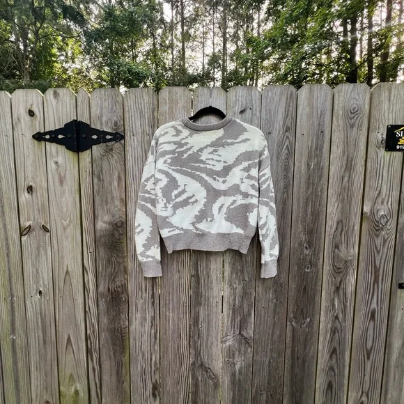 William Rast Taupe and Cream Cropped Animal Print Chenille Sweater Medium - Picture 7 of 8